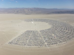 Festival du Burning Man dans le désert filmé par un drone